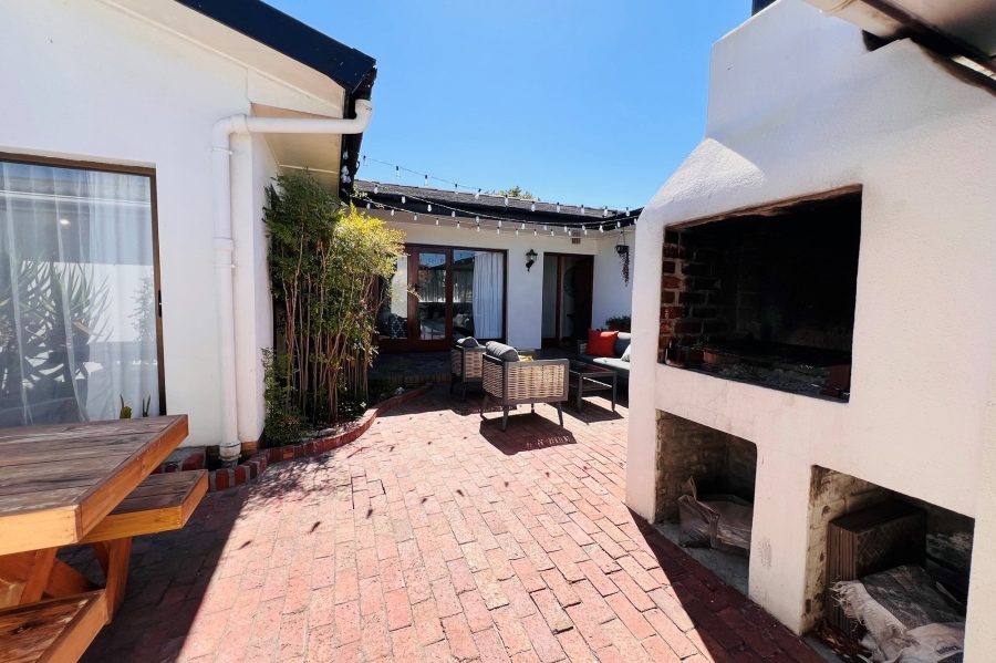 To Let 4 Bedroom Property for Rent in Goodwood Estate Western Cape